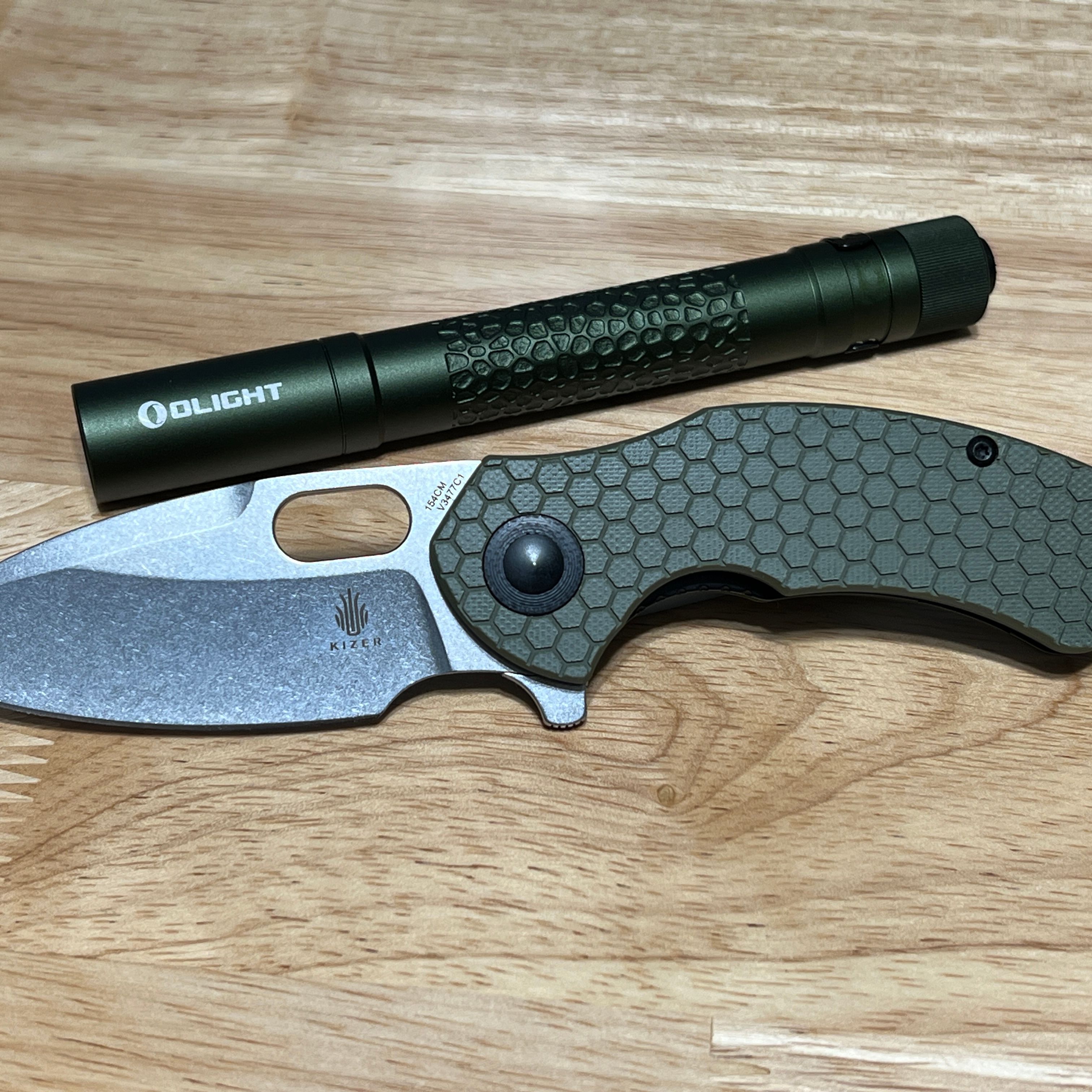 Flashlight and knives focusing on Everyday Carry